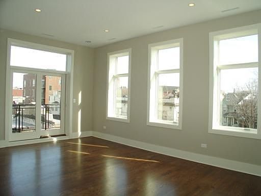 2nd image of 1740 W Cornelia Ave #203
