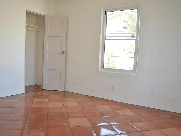 1025 E Indianola Ave — Photo 16