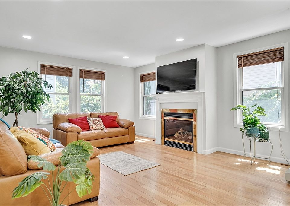 1st image of 39 Hawthorne St #39