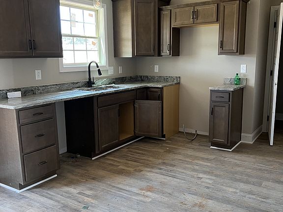 3rd image of 232 Cedar Springs