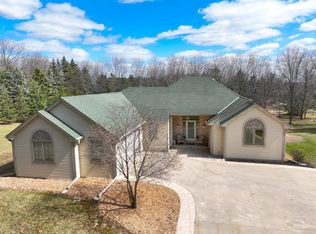 W268N2310 Meadowbrook Rd, Pewaukee, WI 53072