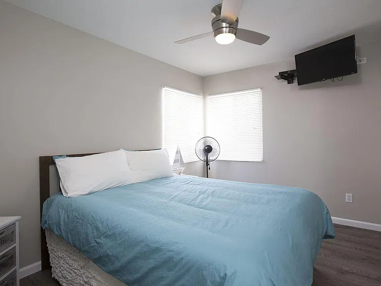 1 Queen with Double/Full Trundle Bed (Sleeps 4)