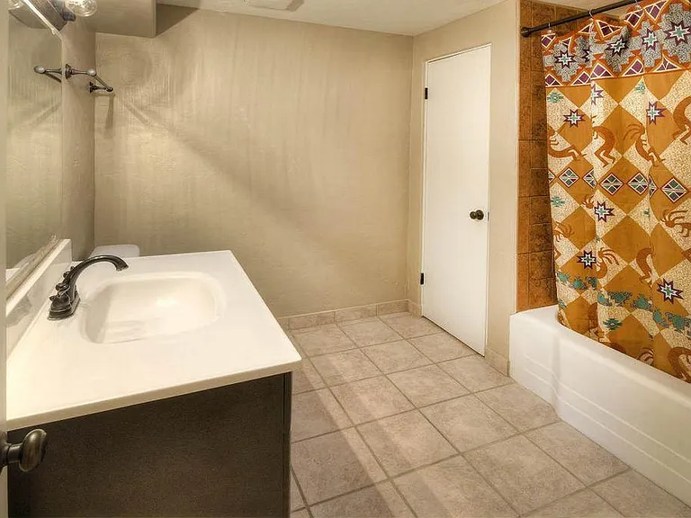 534 E Lee St — Photo 5
