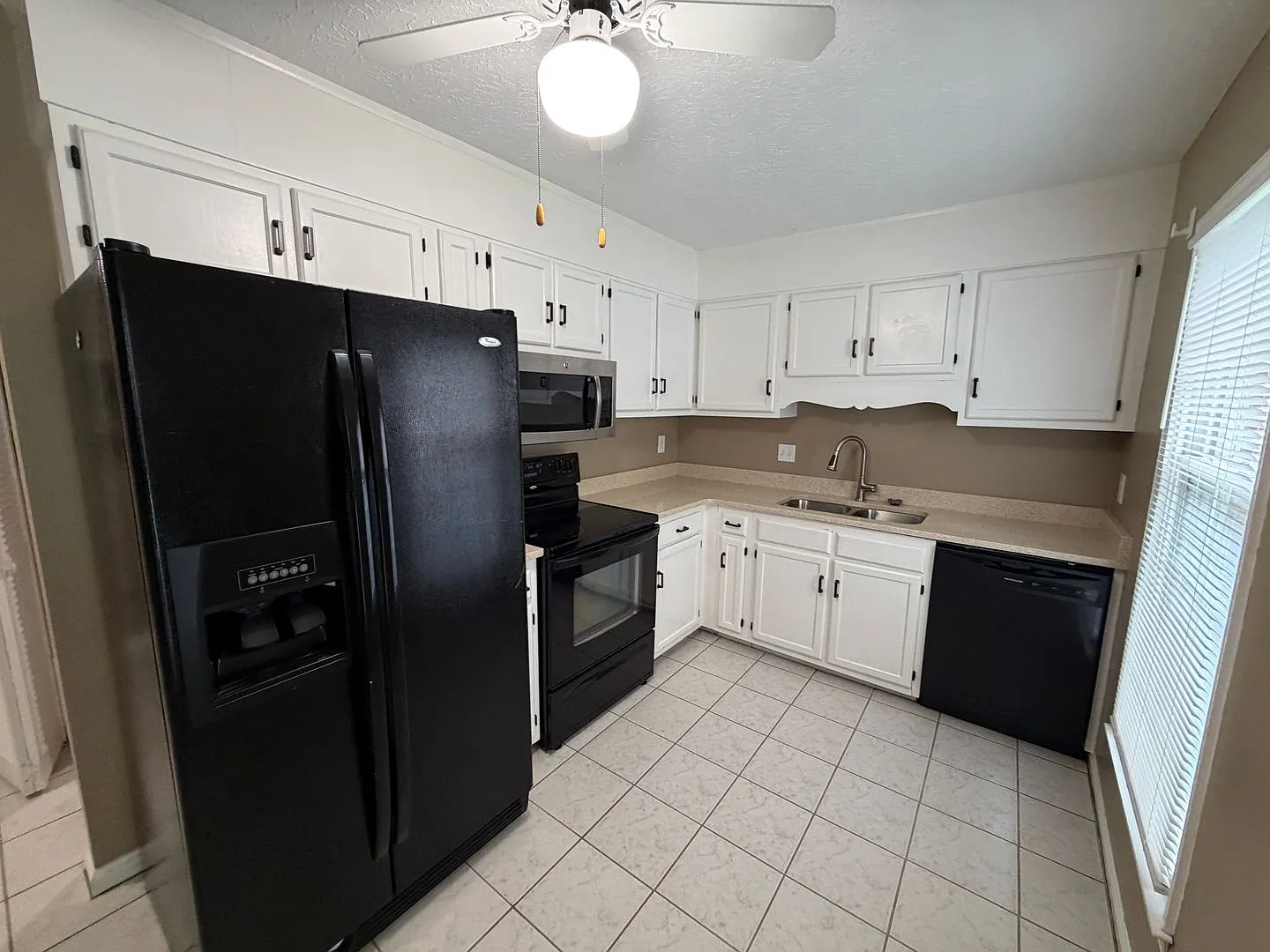 Spacious 3 Bedroom 2.5 Bath Townhome with Community Pool!! — Photo 3