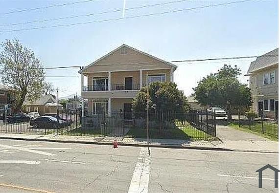 1st image of 995 W 2nd St