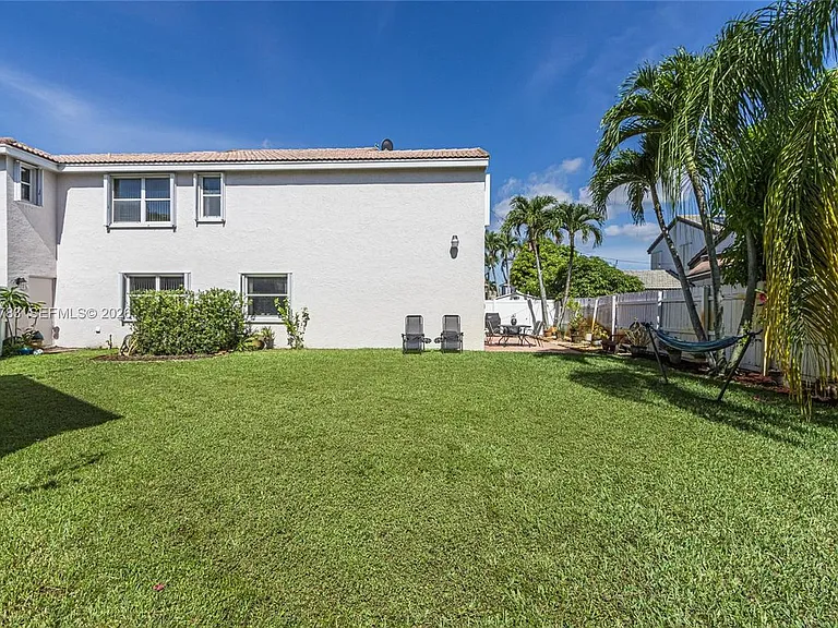 17367 SW 20th Ct #17367 — Photo 3