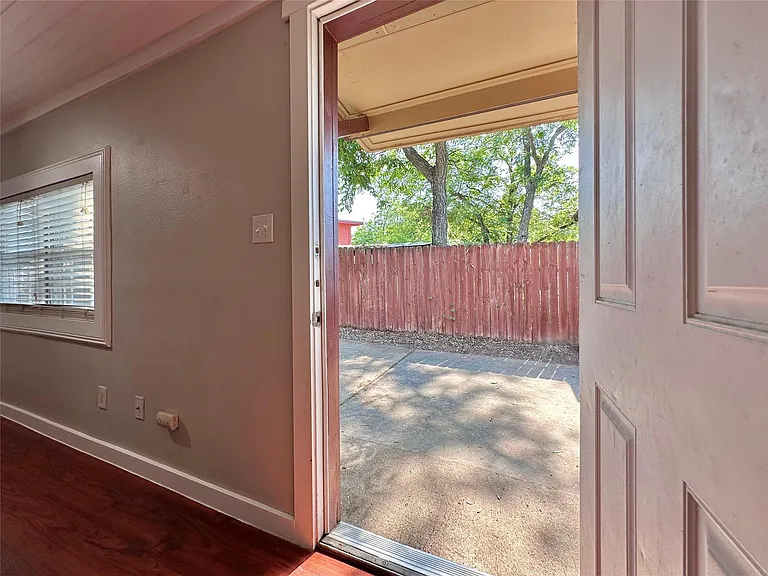 2103 E 16th St #ANNEX — Photo 3