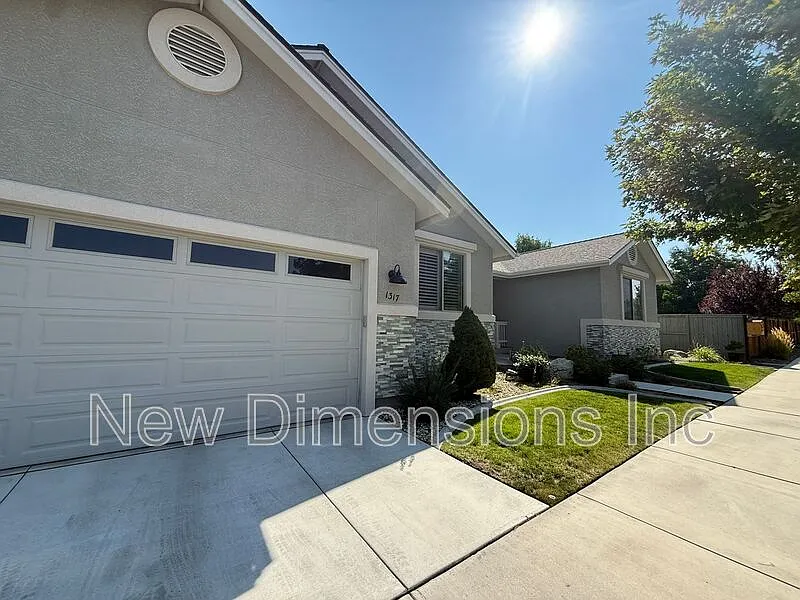 3 bed, 2.0 bath, 2094 sqft, $2,950 — Photo 3
