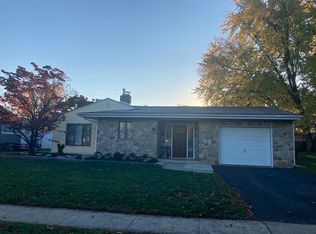 82 Pinewood Dr, Levittown, PA 19054