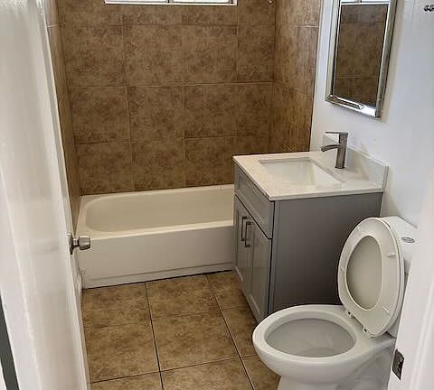 3rd image of 2543 W Acacia St