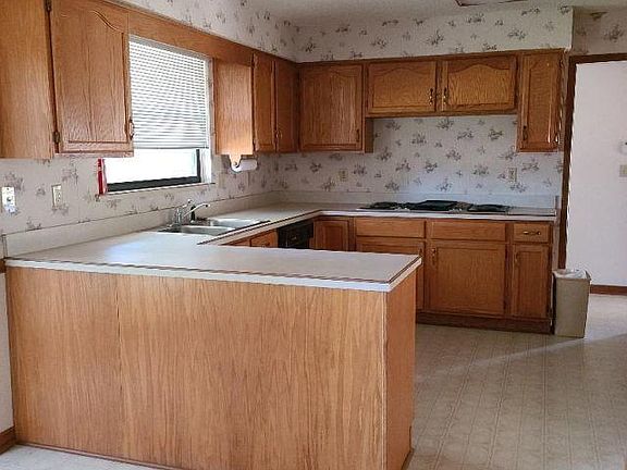 3rd image of 966 Lakeridge Dr