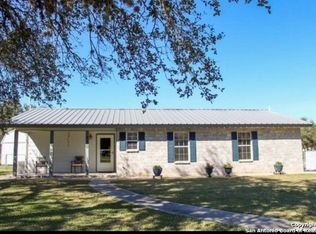750 Sunset Ave, Goliad, TX 77963