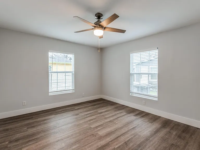 423 Avenue G — Photo 10