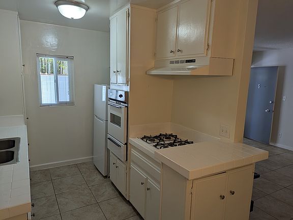 2nd image of 3756 Clarington Ave #5