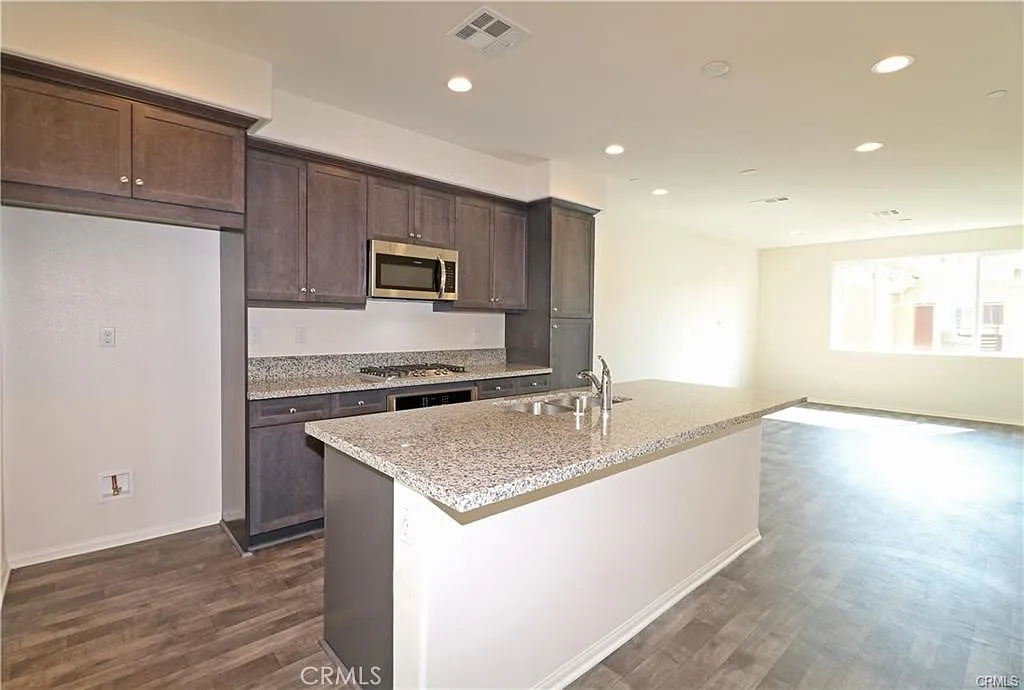 2 bed, 2.5 bath, 1296 sqft, $2,975 — Photo 3