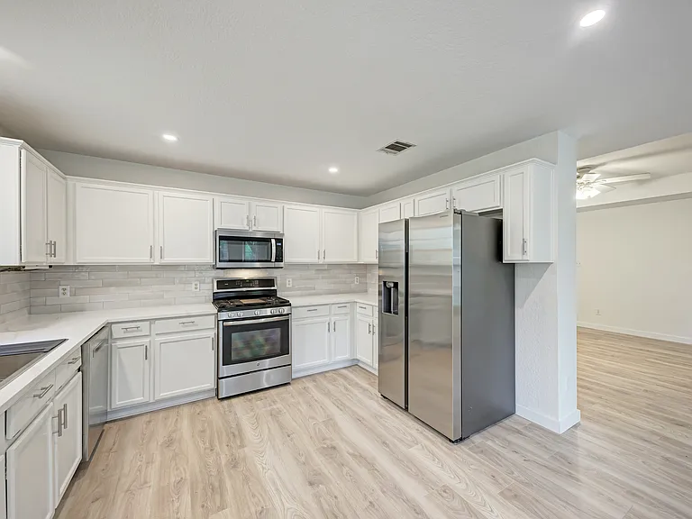 7421 Lady Suzannes Ct — Photo 12