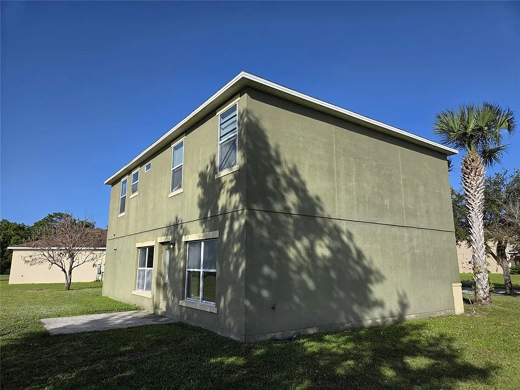 4 bed, 2.5 bath, 2156 sqft, $2,300 — Photo 3