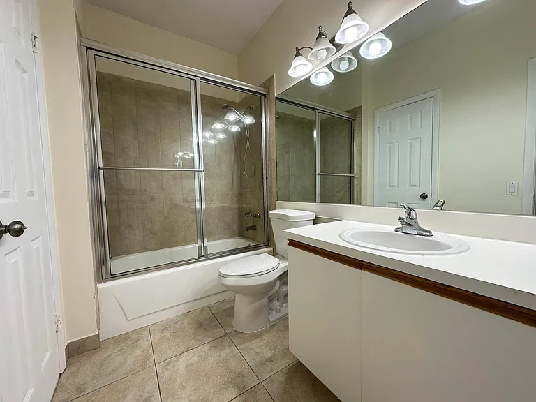 731 Cypress Ln #D — Photo 6