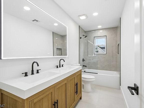 3rd image of 58 Fern St