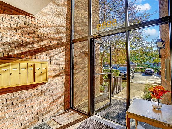 4th image of 5989 Meadowcreek Dr #7