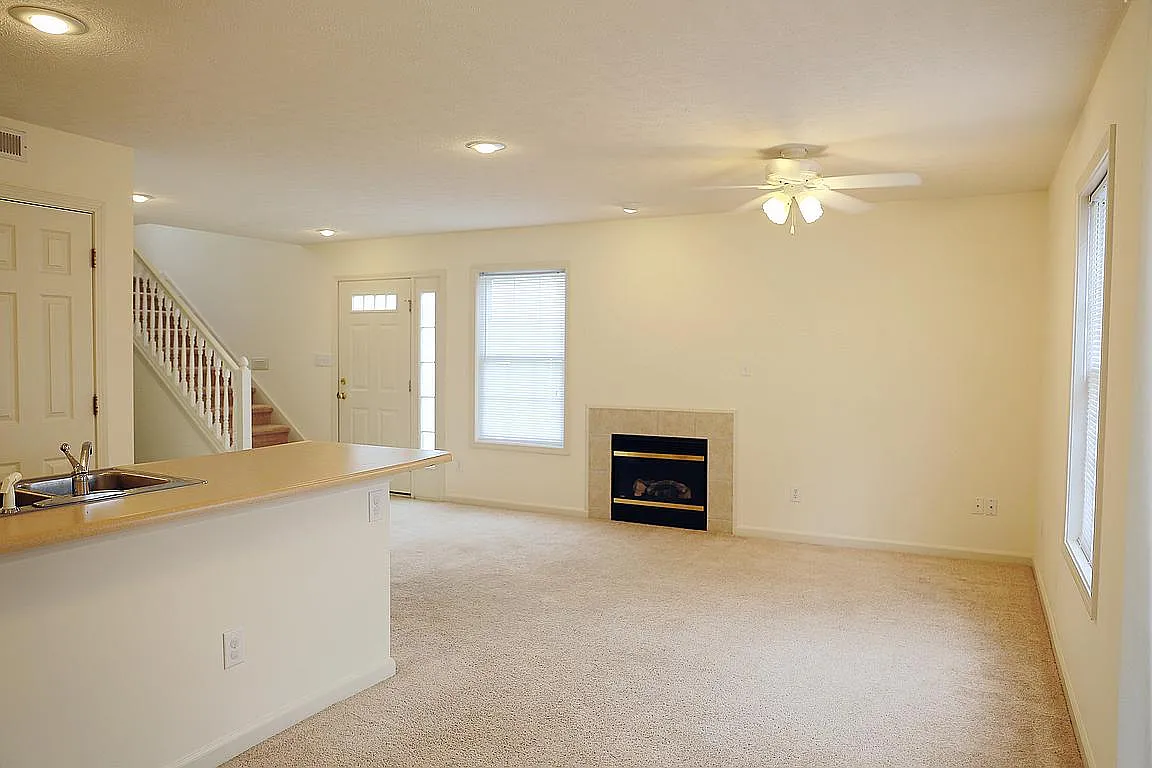 3 bed, 2.5 bath, 1256 sqft, $1,600 — Photo 4