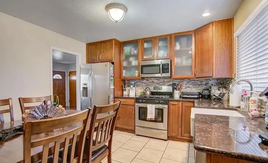 5 bed, 2150 sqft, $2,000 — Photo 3