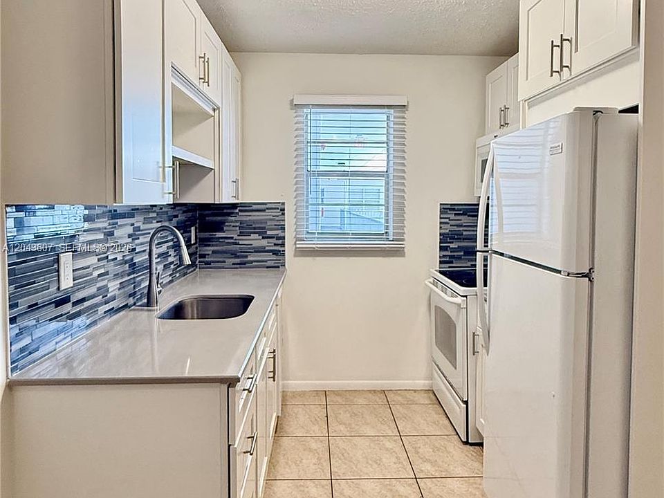 1st image of 30 SE 4th Ave APT 206