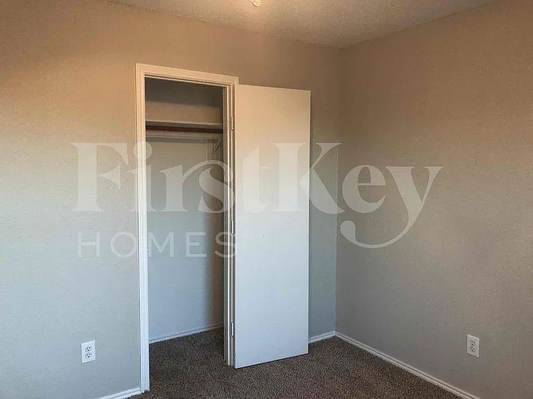 429 W Clover Park Dr — Photo 34