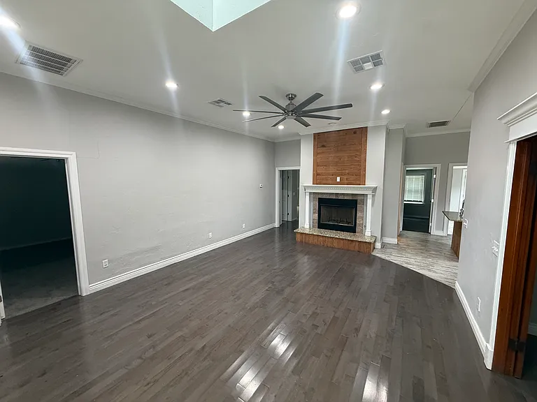 904 E Comanche St — Photo 3