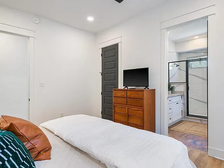 2228 Oliver Ave — Photo 8