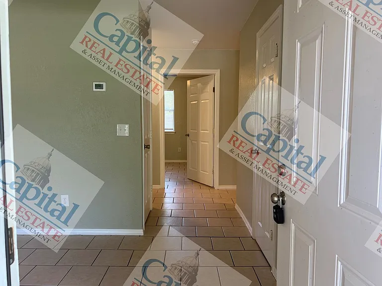 219 W Locust St — Photo 3
