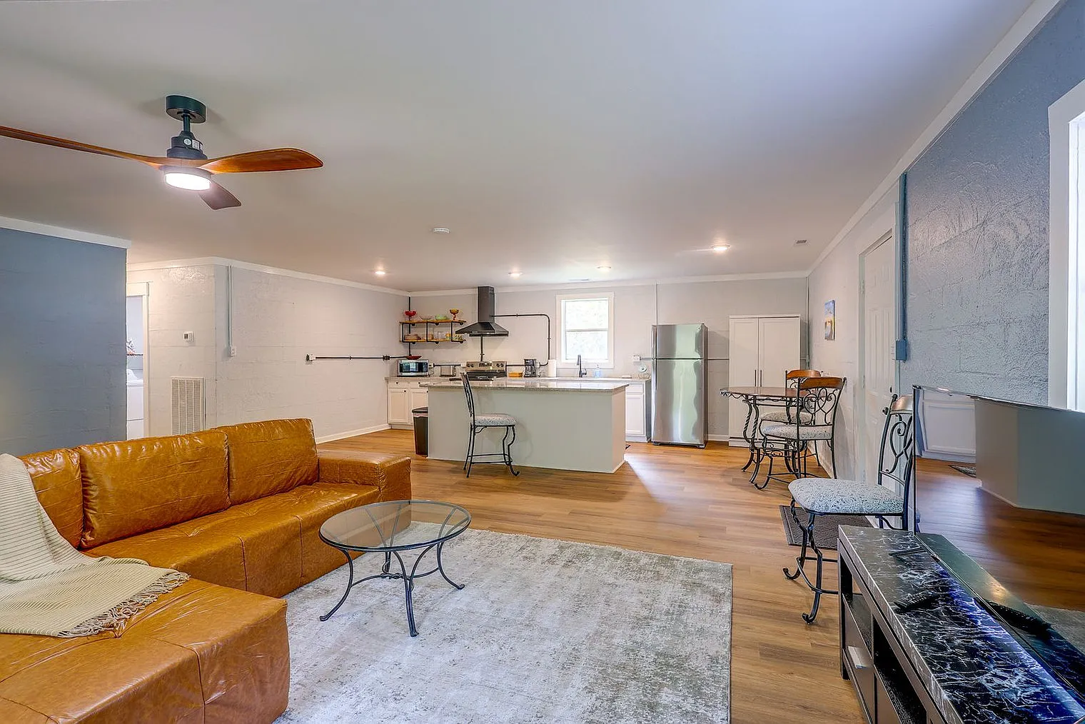 2 bed, 1.0 bath, 1399 sqft, $3,290 — Photo 2