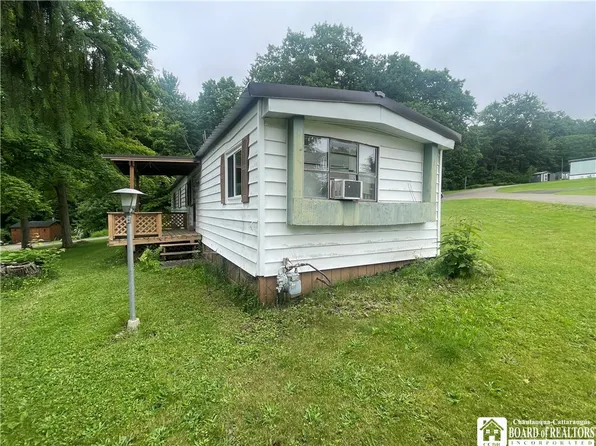 116 Greenhurst Village Dr, Jamestown, NY 14701