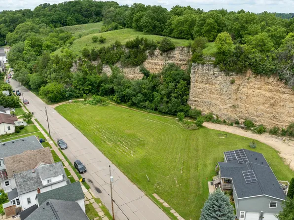 15 & 16 Valeria St, Dubuque, IA 52001