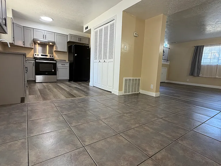 762 E Baker Dr — Photo 2