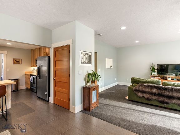 3rd image of 17/19 E Aspen St