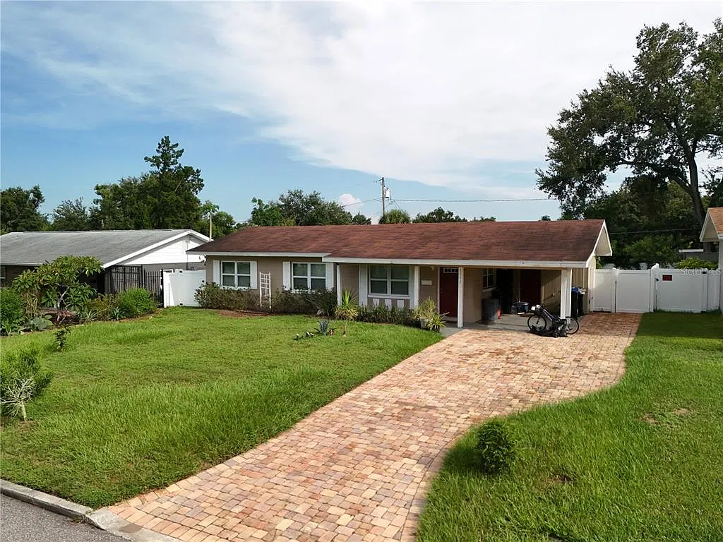 3 bed, 1.5 bath, 1315 sqft, $2,300 — Photo 2
