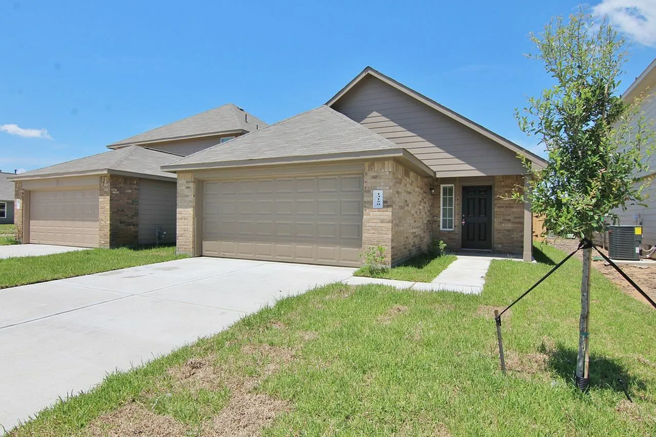 Almeda Trace — Photo 1