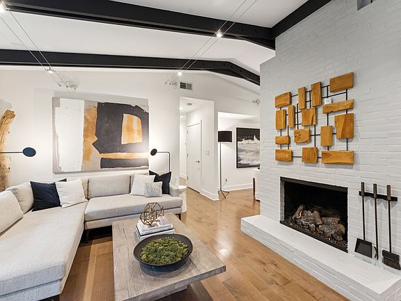 Livingroom with gas fireplace