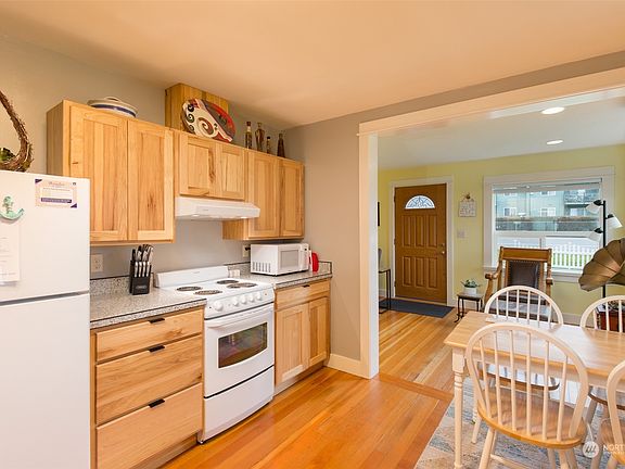 4th image of 711 E Lauridsen Boulevard
