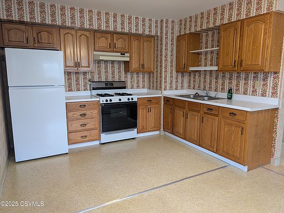 5th image of 205 Elm St