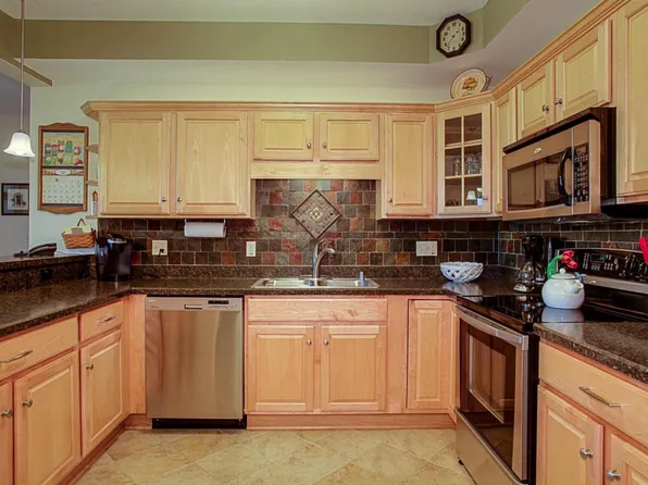 1613 Grey Fox Trl, Mukwonago, WI 53149