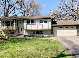 8724 Oakwood Dr, Crystal Lake, IL 60014
