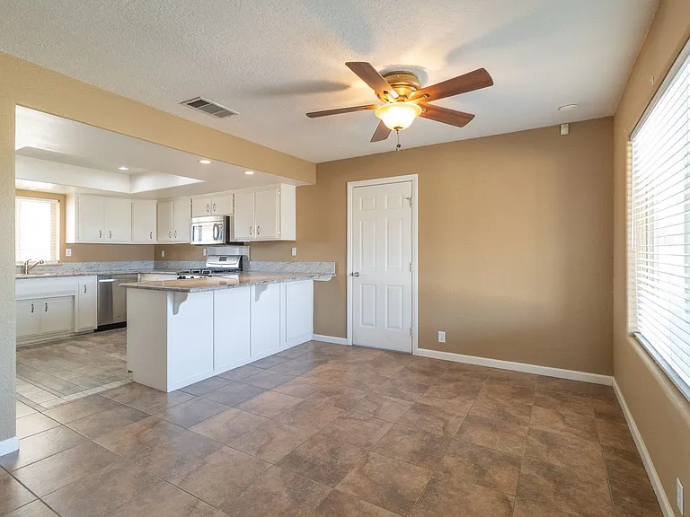 21148 Rosewood St — Photo 4