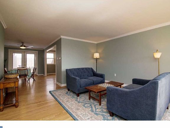 3rd image of 893 Oxford Ave