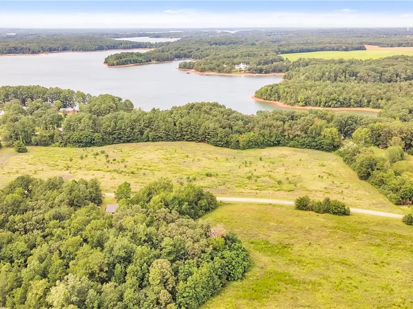 5 Island Point Rd, Starr, SC 29684