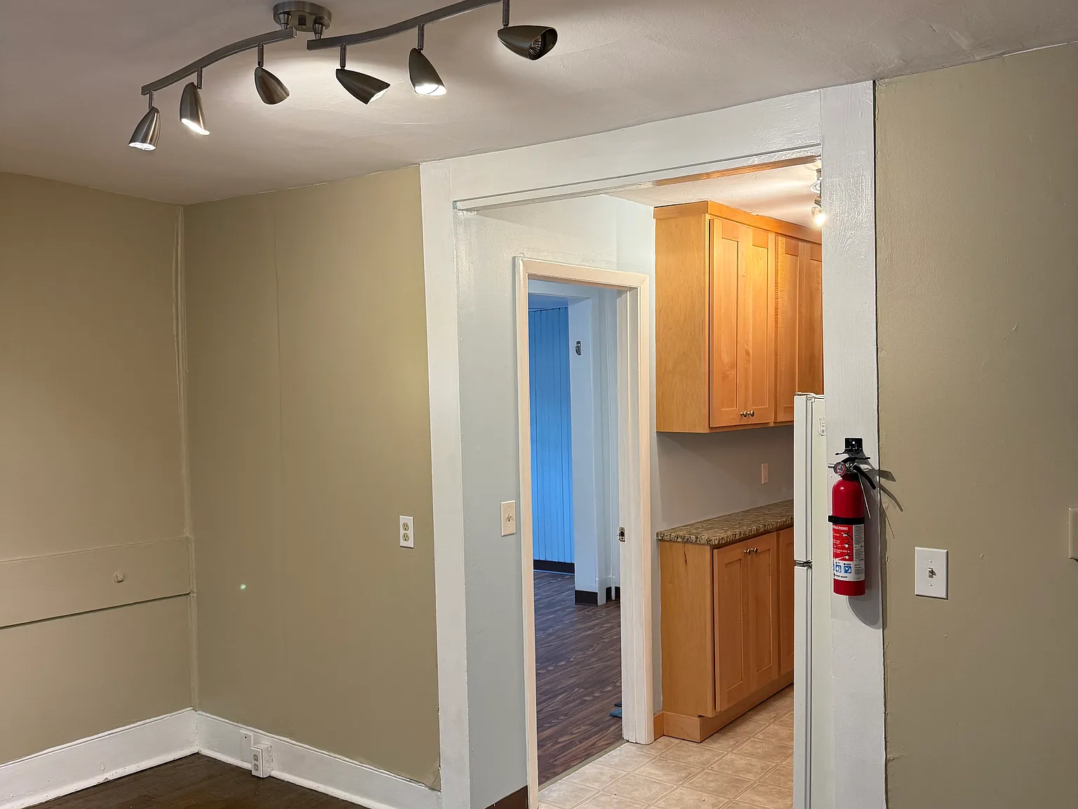 3 bed, 1000 sqft, $2,100 — Photo 4