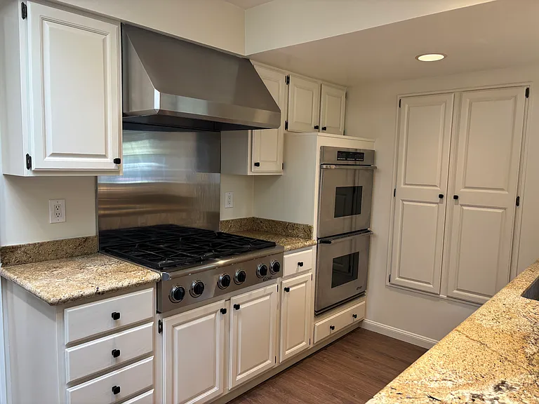 Dacor six burner gas stove and double ovens