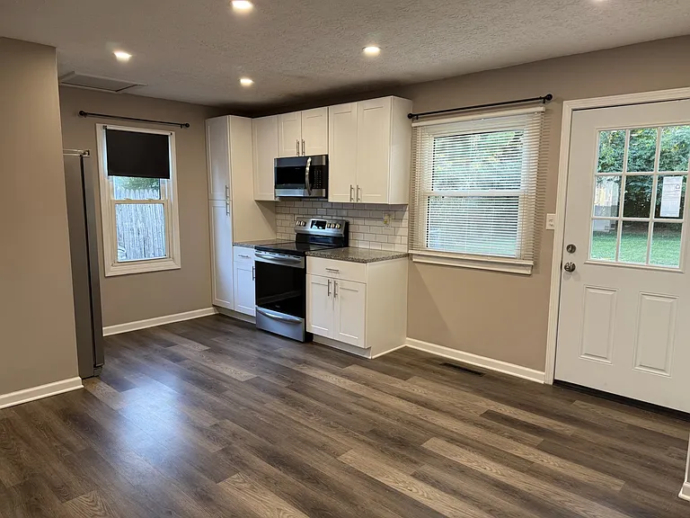 3551 Paxton Dr — Photo 5