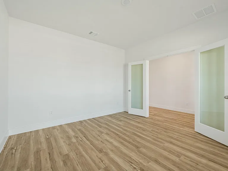 832 Sarasota Shore Dr — Photo 13